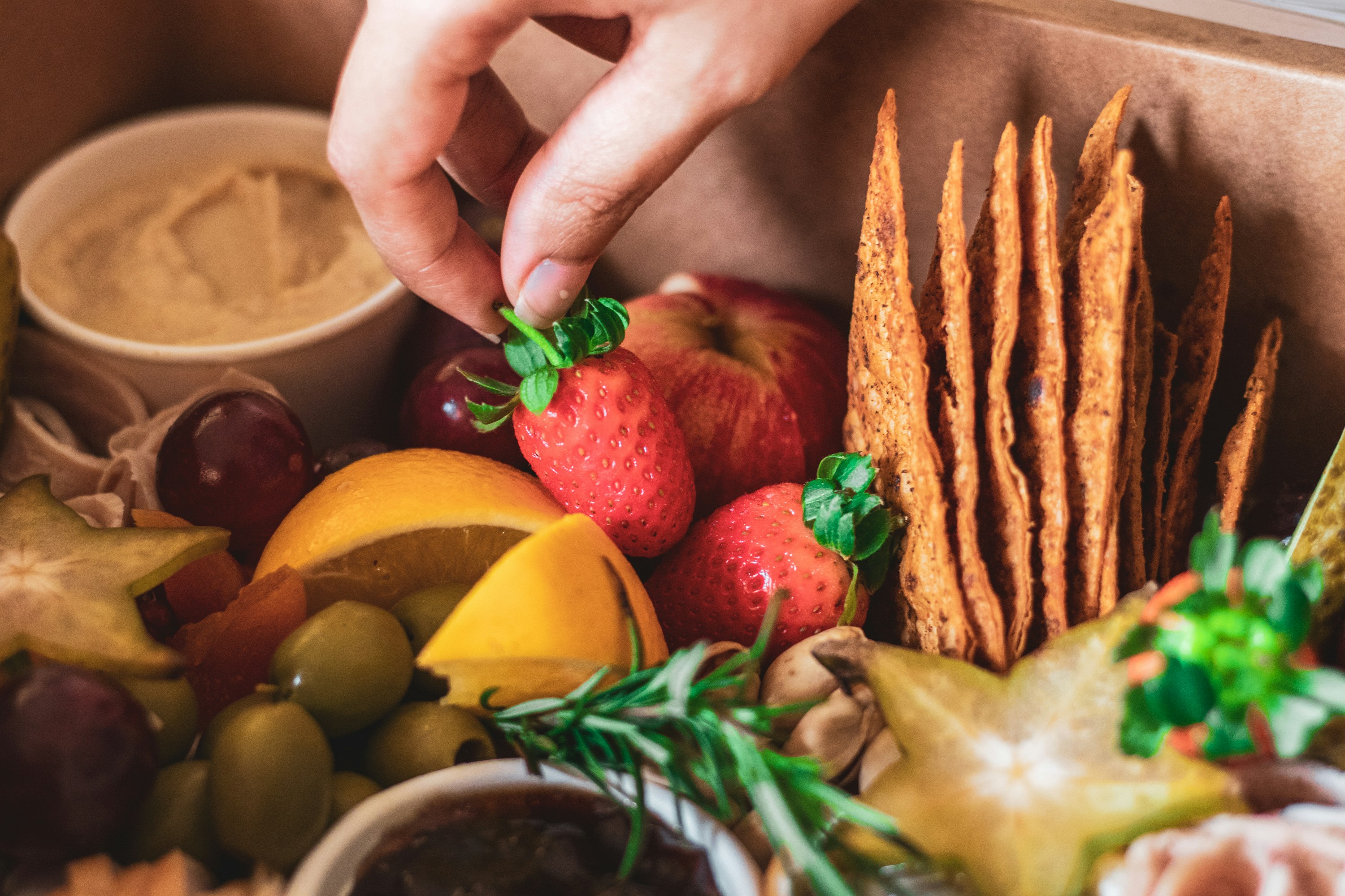 Stunningly delicious street food, magnificent banquets, quiet family dinners: each is beautiful in it's own right. Unsplash captures that beauty, and lets you choose from a curated selection of the finest food images on the web (and always free).