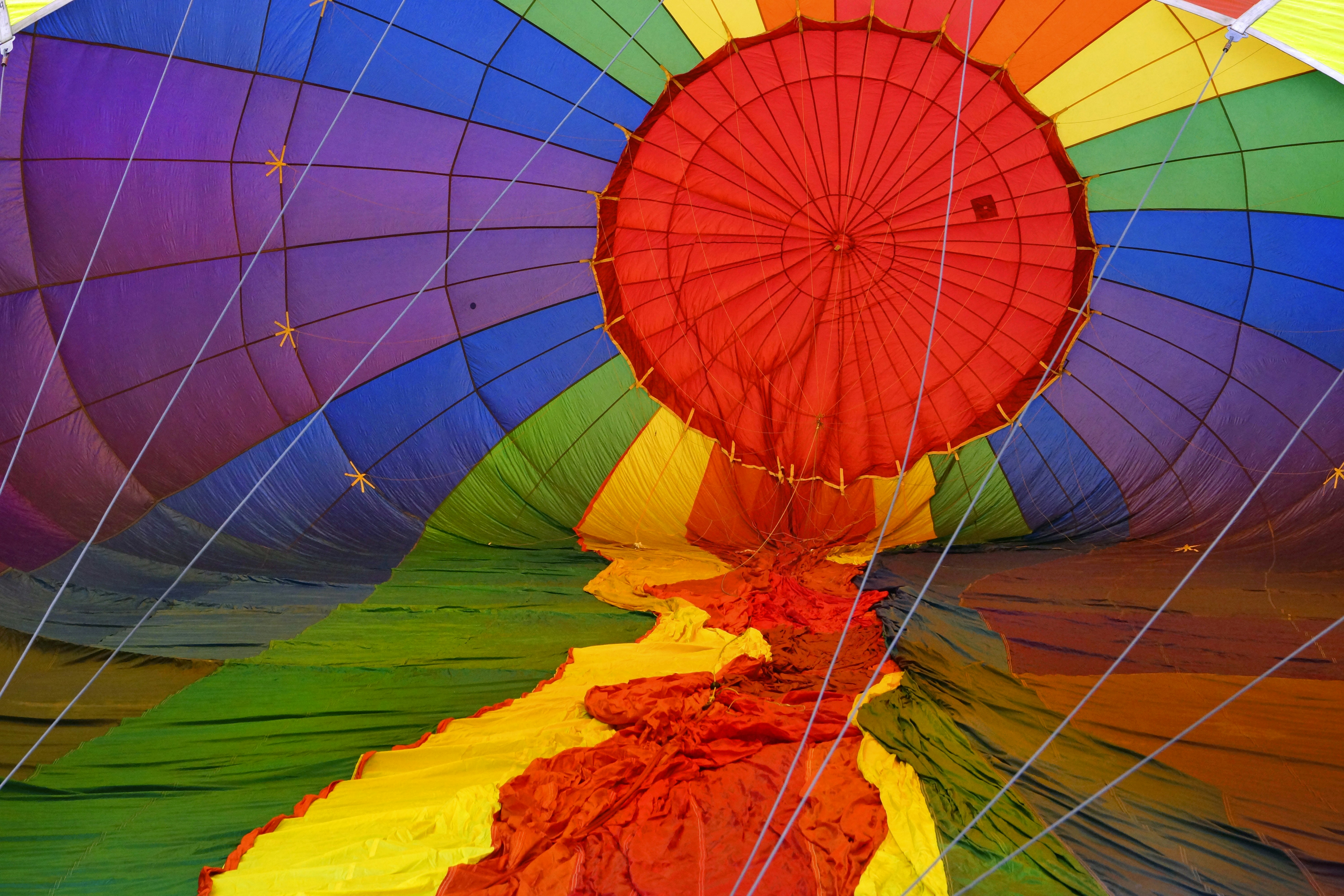 um grande balão de ar quente colorido no céu