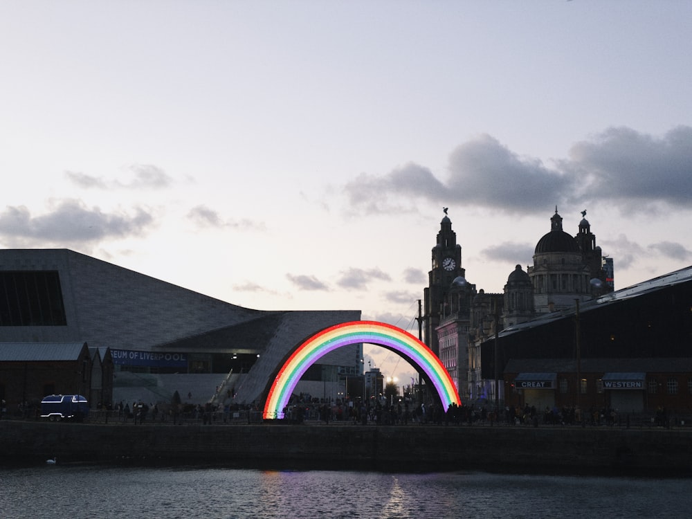 Un arco iris frente a un gran edificio