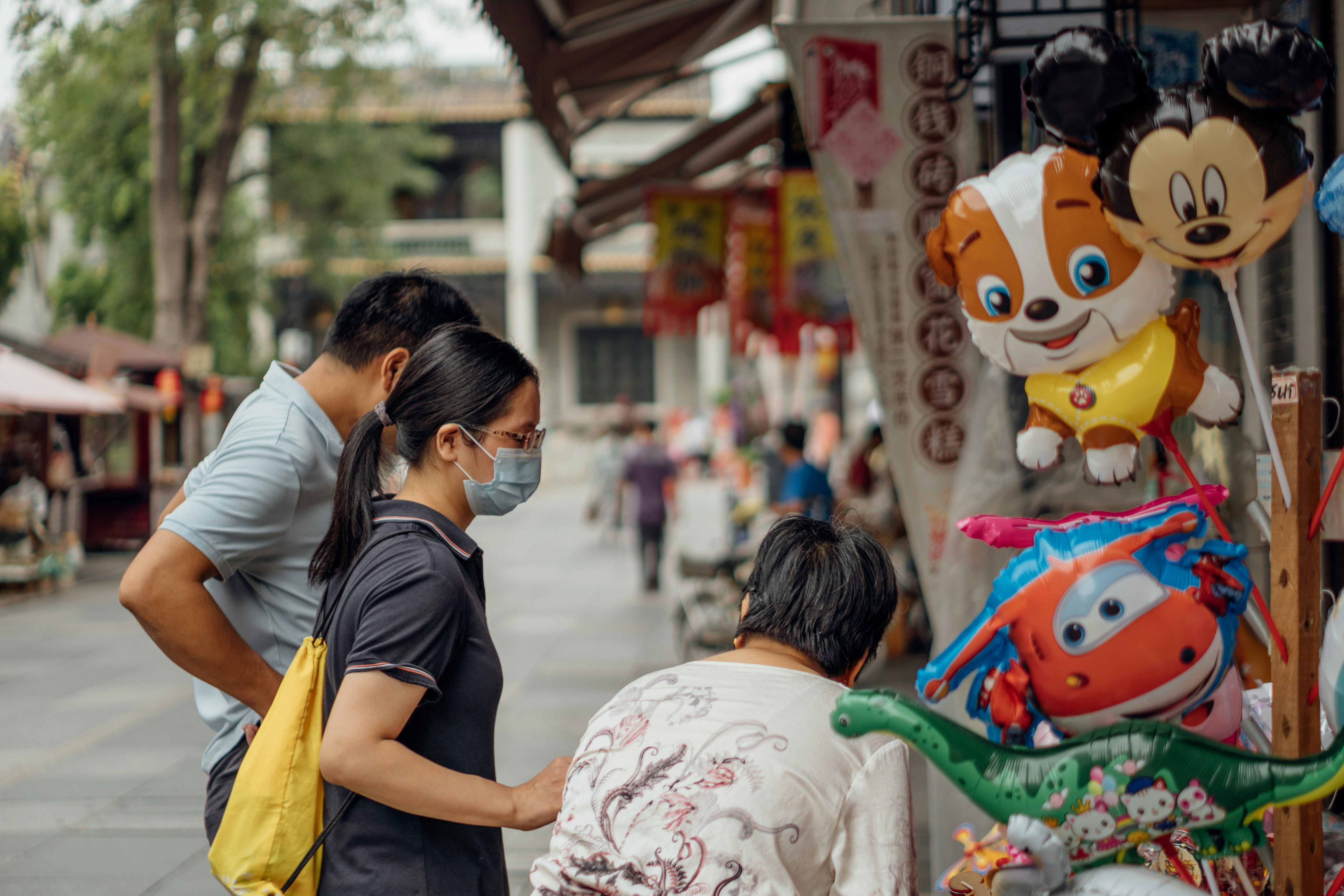 Ein Mann und eine Frau stehen nebeneinander