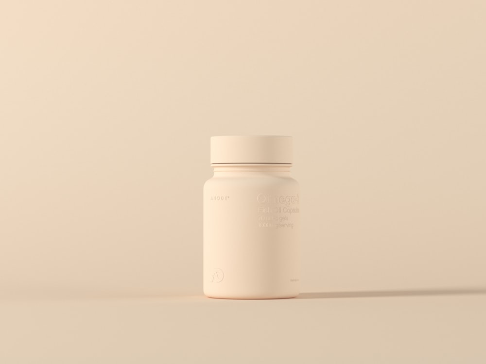Un frasco de medicamento sentado encima de una mesa