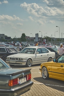 a bunch of cars parked in a parking lot