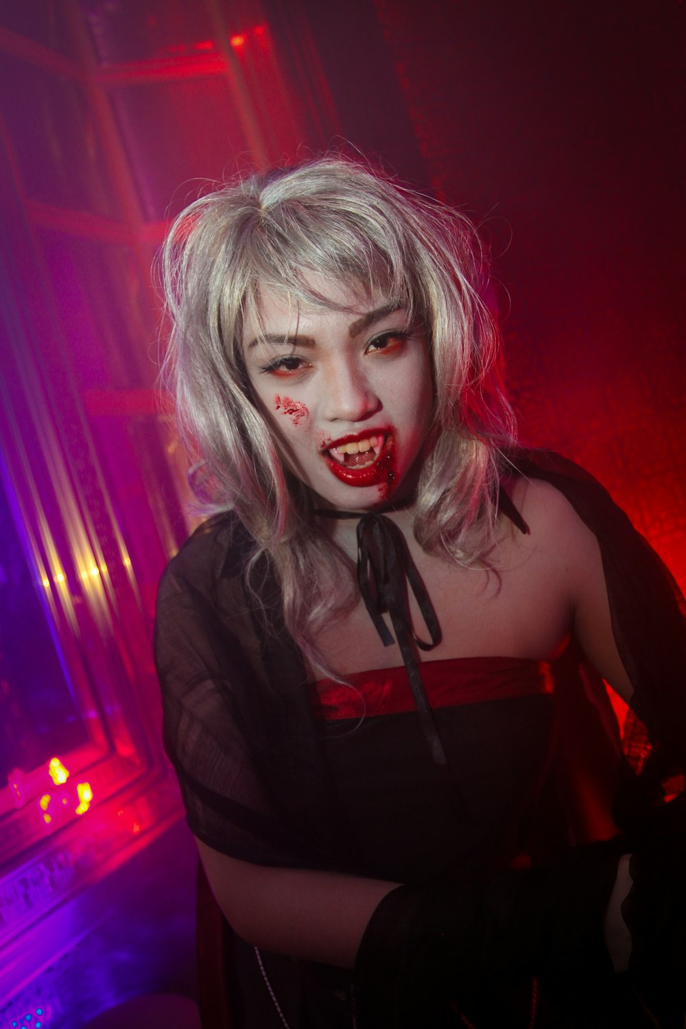 Una mujer vestida de zombi en una habitación oscura