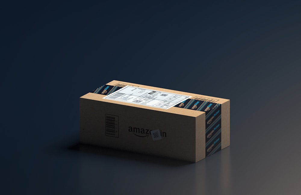 Una caja de Amazon sentada encima de una mesa