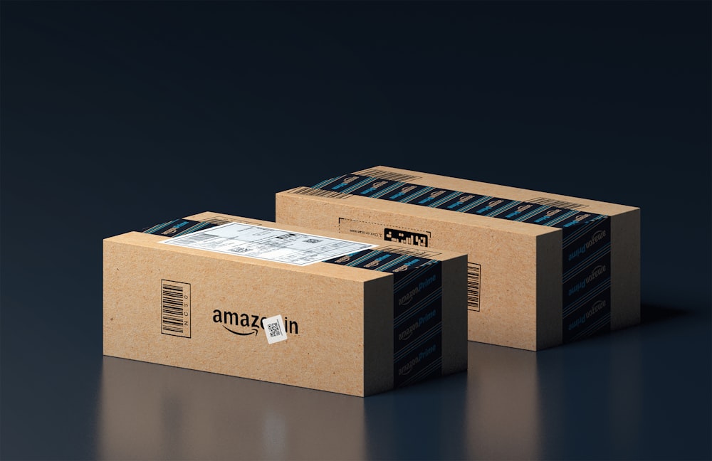Duas caixas de Amazon são empilhadas uma sobre a outra