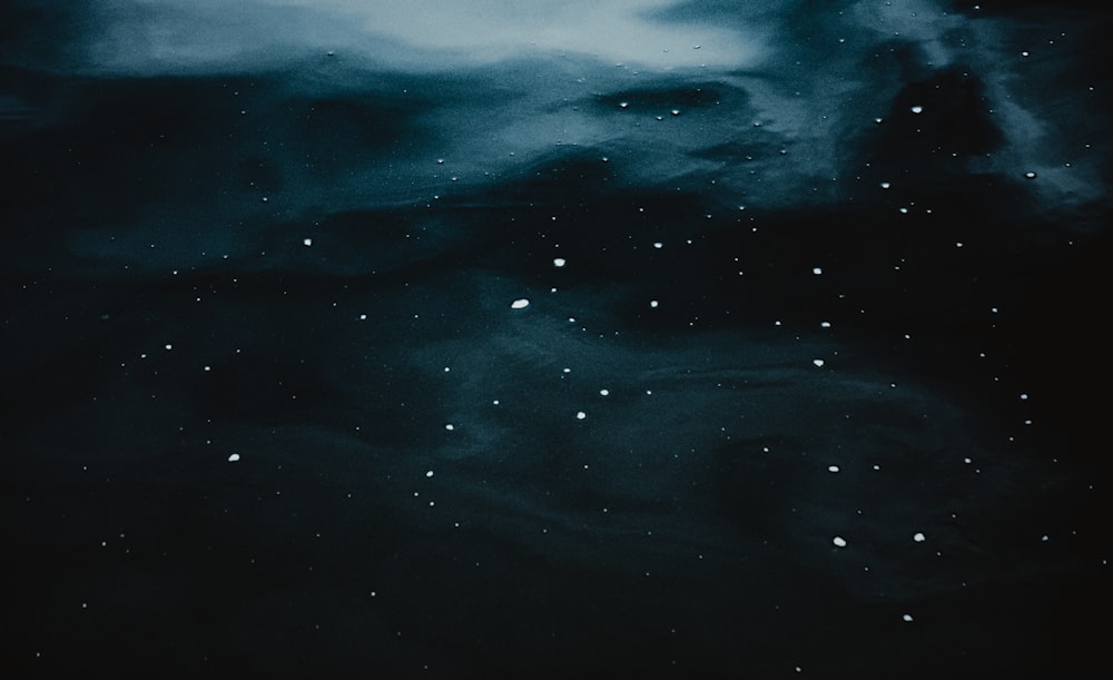 Ein Schwarz-Weiß-Foto des Nachthimmels
