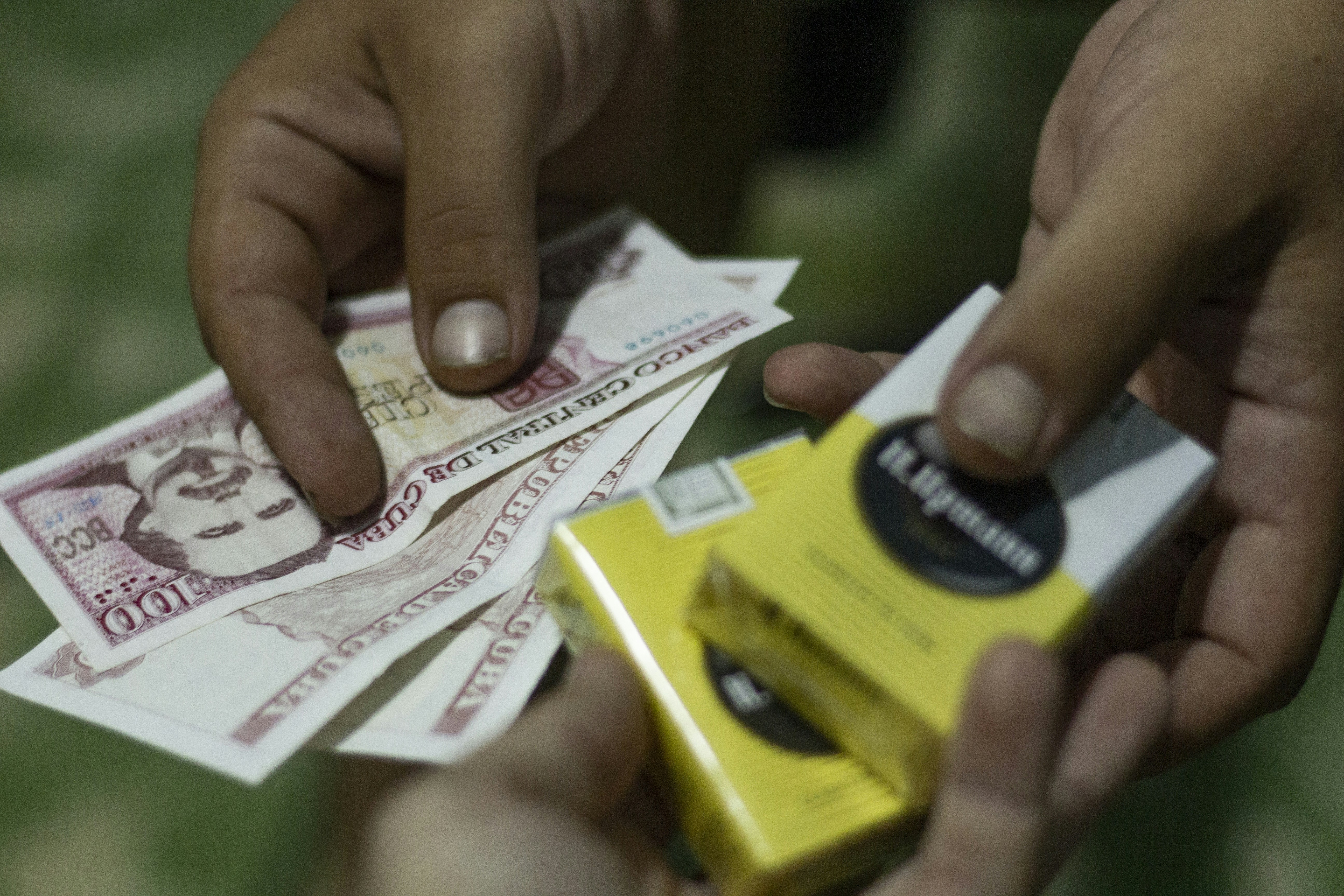 Ante la escasez los precios de los cigarros en Cuba han visto incrementado enormemente el precio, una cajetilla sin filtro cuesta alrededor de 120 pesos y con filtro cuestan mínimo 150 pesos.