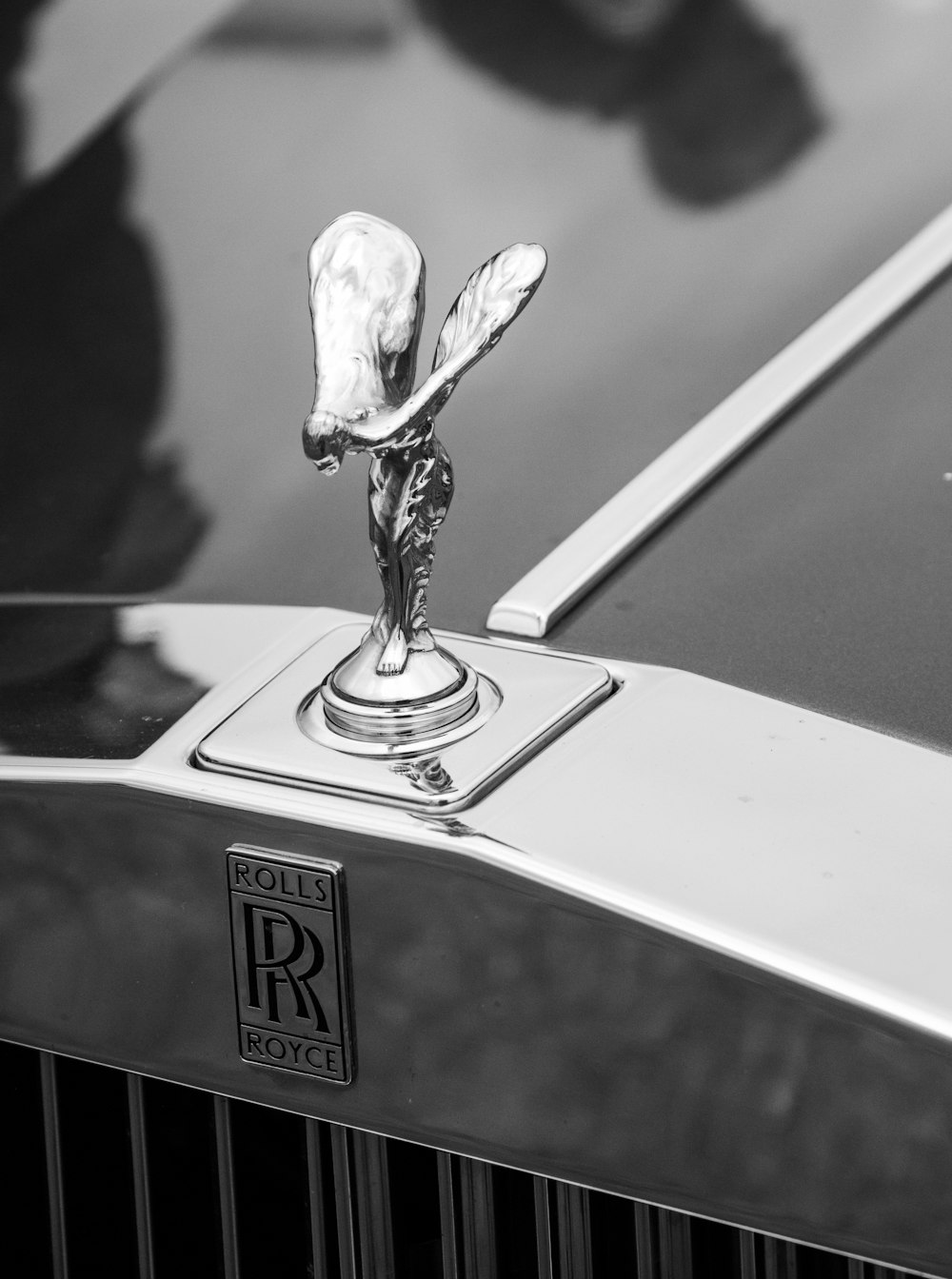 uma foto em preto e branco de um emblema rolls royce