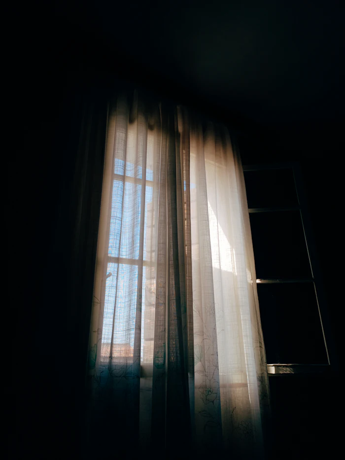Cortina sheer con luz de tarde