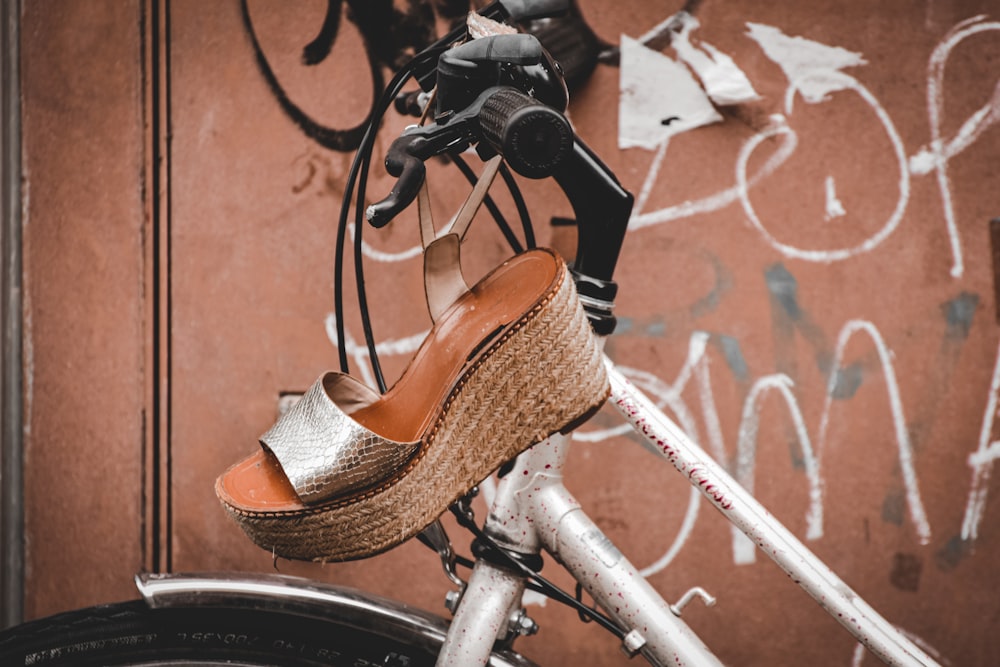 um close up de uma bicicleta com um sapato sobre ele
