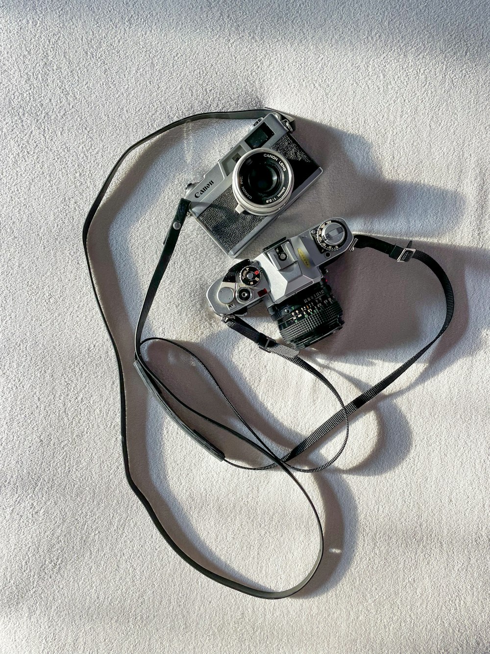 Una cámara sentada encima de una manta blanca