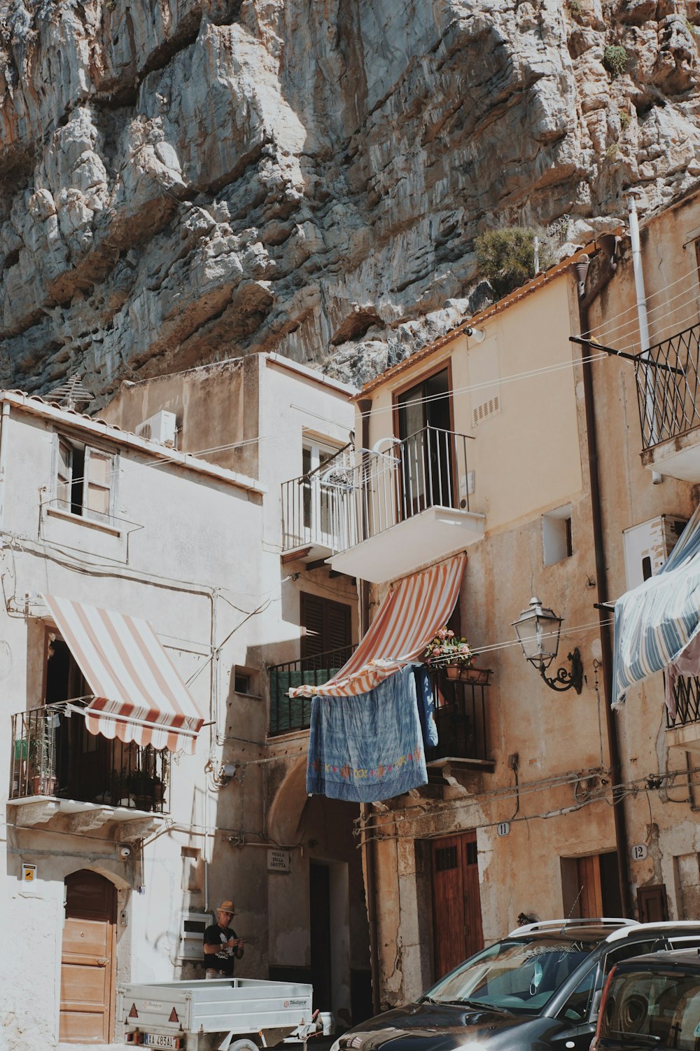 quelques voitures garées devant un immeuble