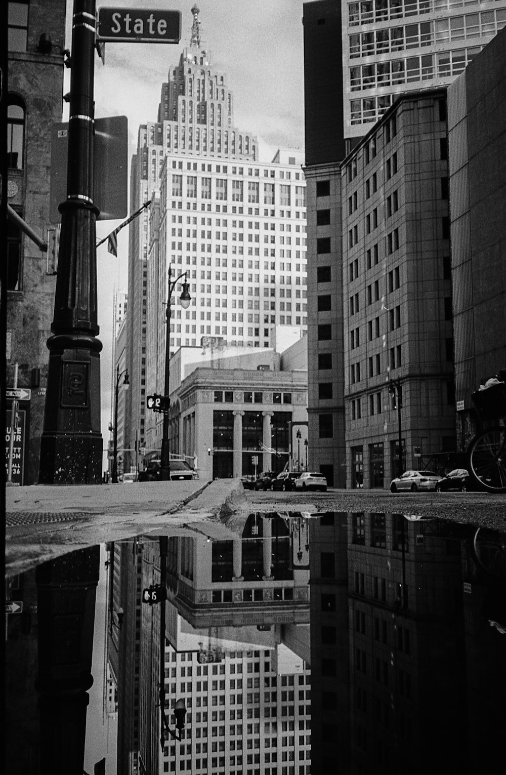 a black and white photo of a city street