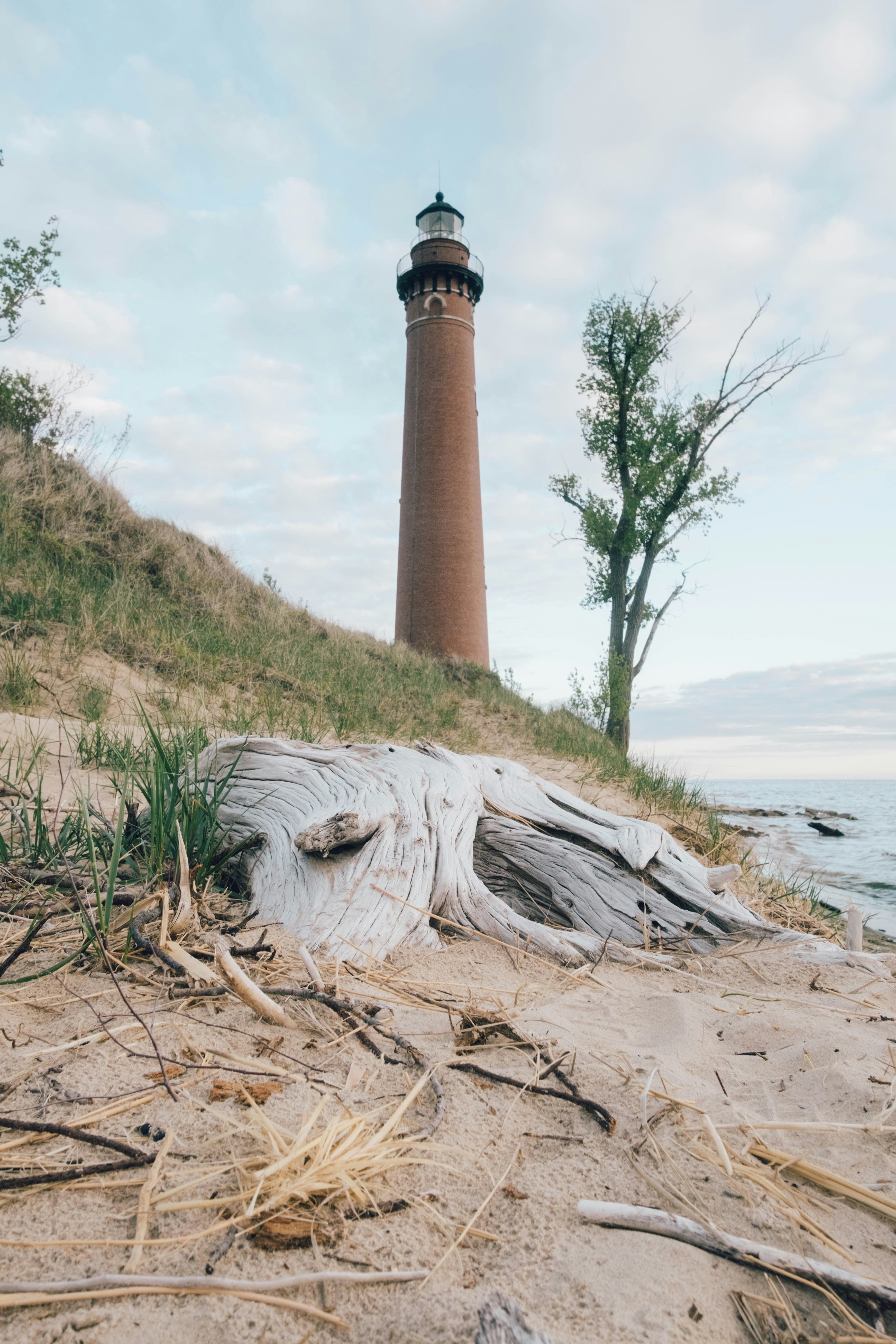 Ein Leuchtturm, der auf einem Sandstrand sitzt