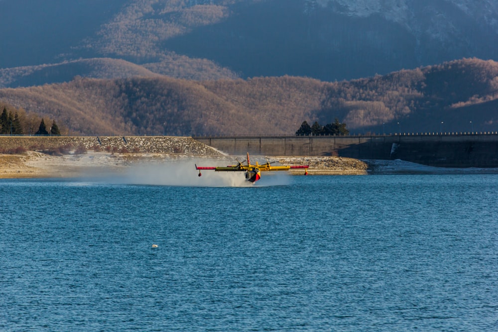 Ein Flugzeug fliegt tief über ein Gewässer