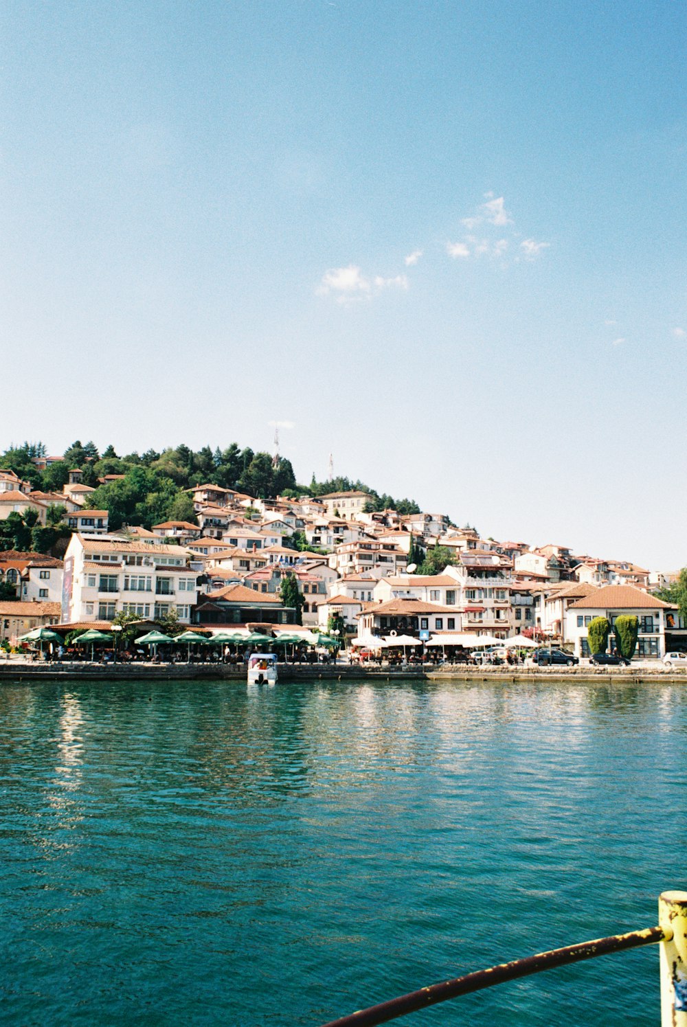 uma vista de uma cidade de um barco na água