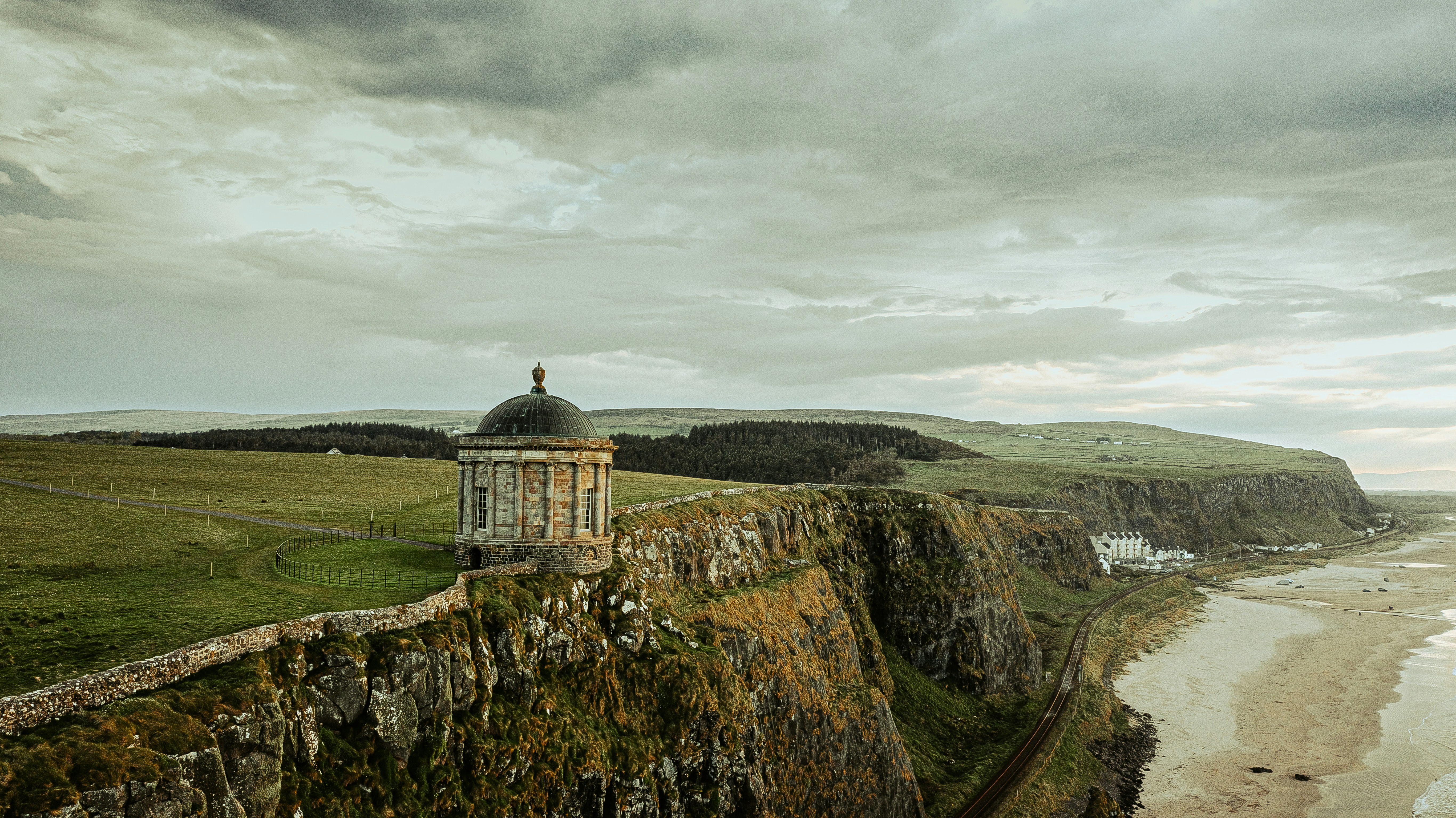 Una torre sul lato di una scogliera vicino all'oceano