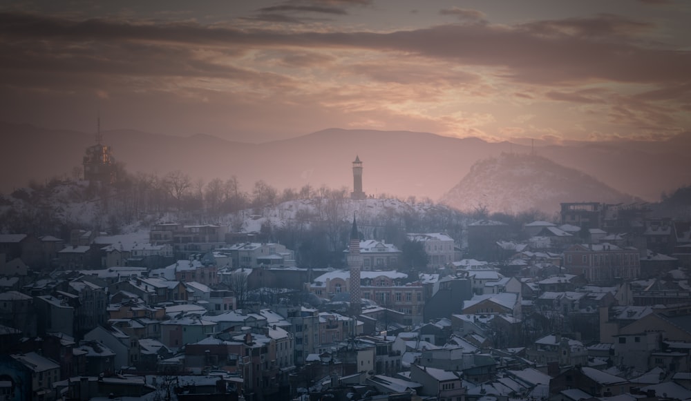 Blick auf eine Stadt mit einem Uhrturm in der Ferne