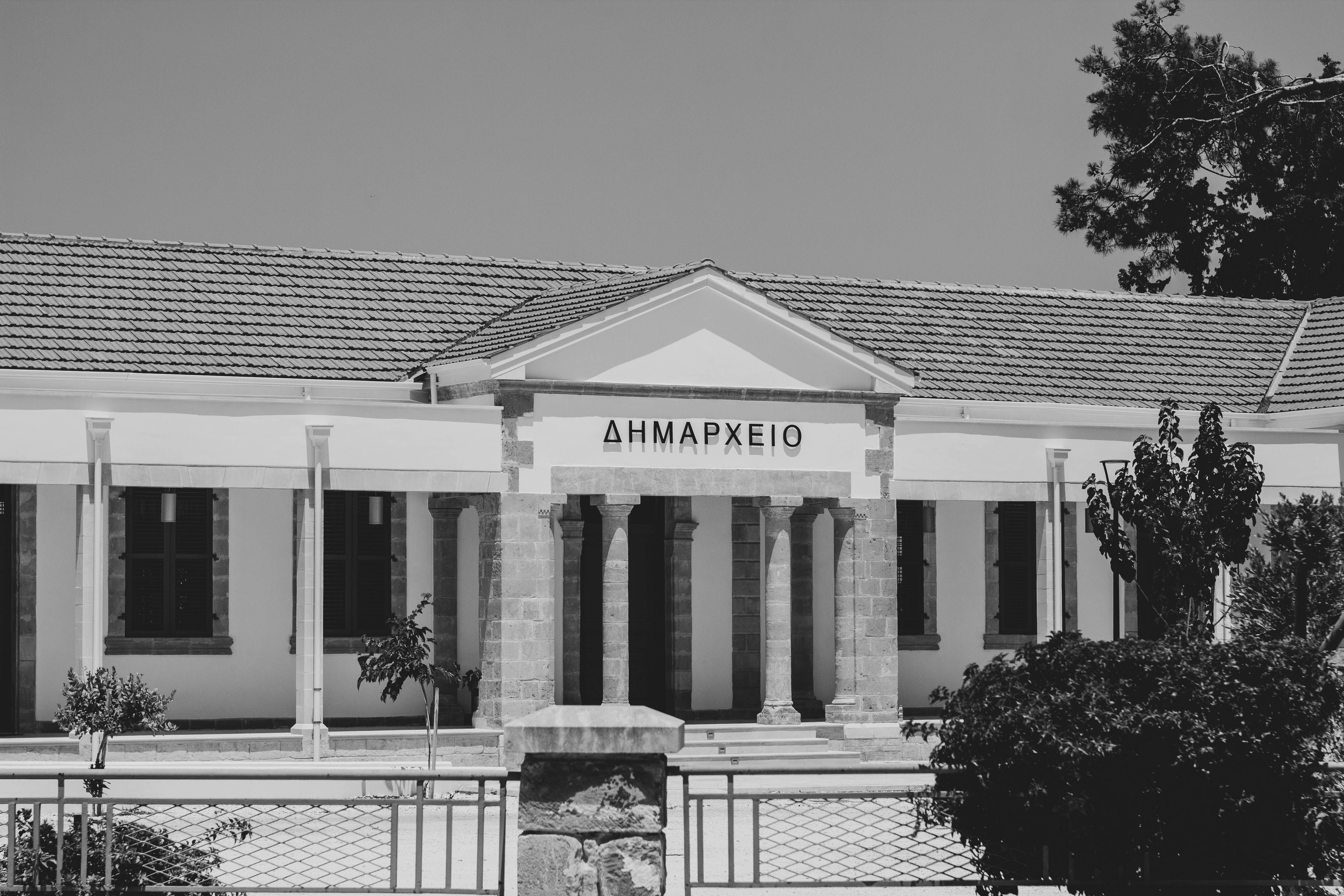 a black and white photo of a building