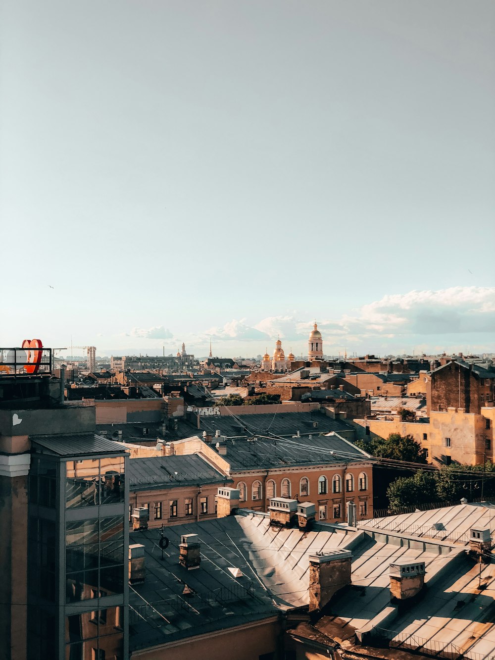 uma vista de uma cidade do topo de um edifício