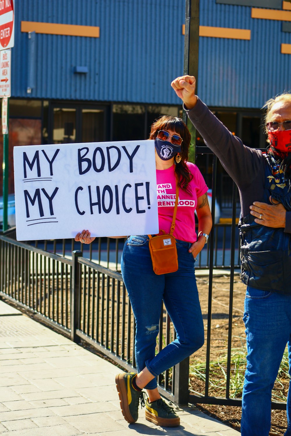 Ein Mann und eine Frau, die ein Schild halten, auf dem steht, dass mein Körper meine Wahl ist