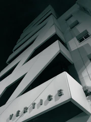 Photo of the Núcleo Vértice headquarters building in Loulé, showcasing its clean and modern facade.