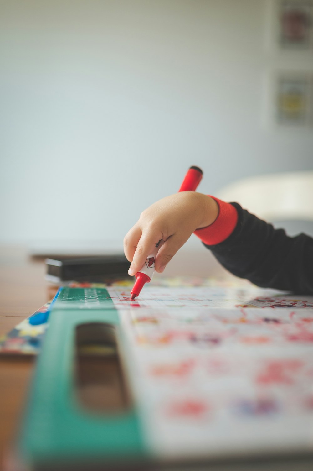 Un bambino sta disegnando su un pezzo di carta