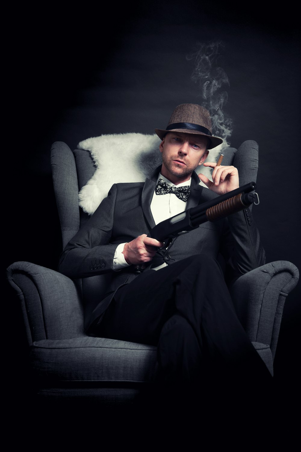 Un hombre con esmoquin fumando un cigarrillo