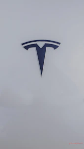 A sleek, modern landing page showcasing the Iconaviva Woman Icon Awards logo with elegant typography and a clean layout.