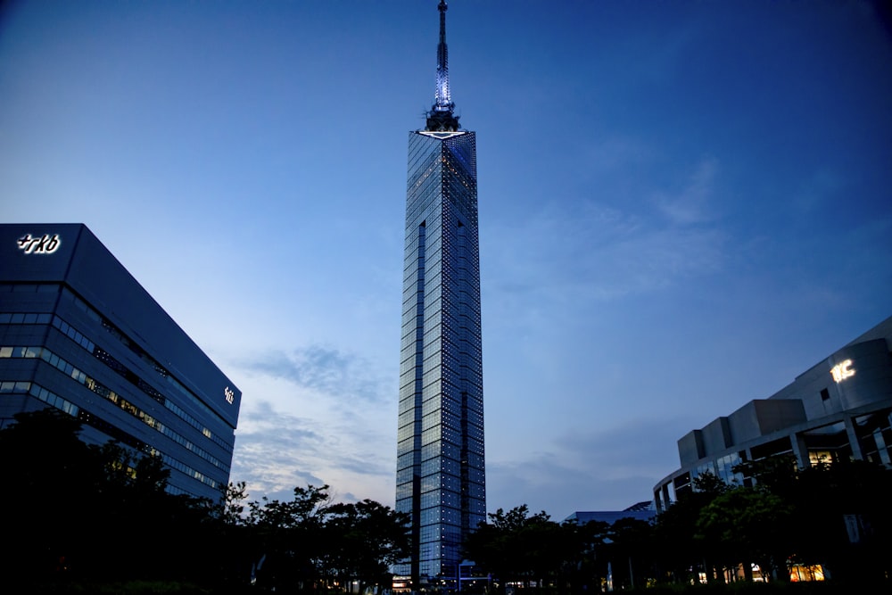 Un edificio muy alto en medio de una ciudad