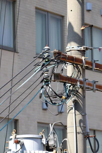 Poste eléctrico con múltiples cables de distribución de energía.