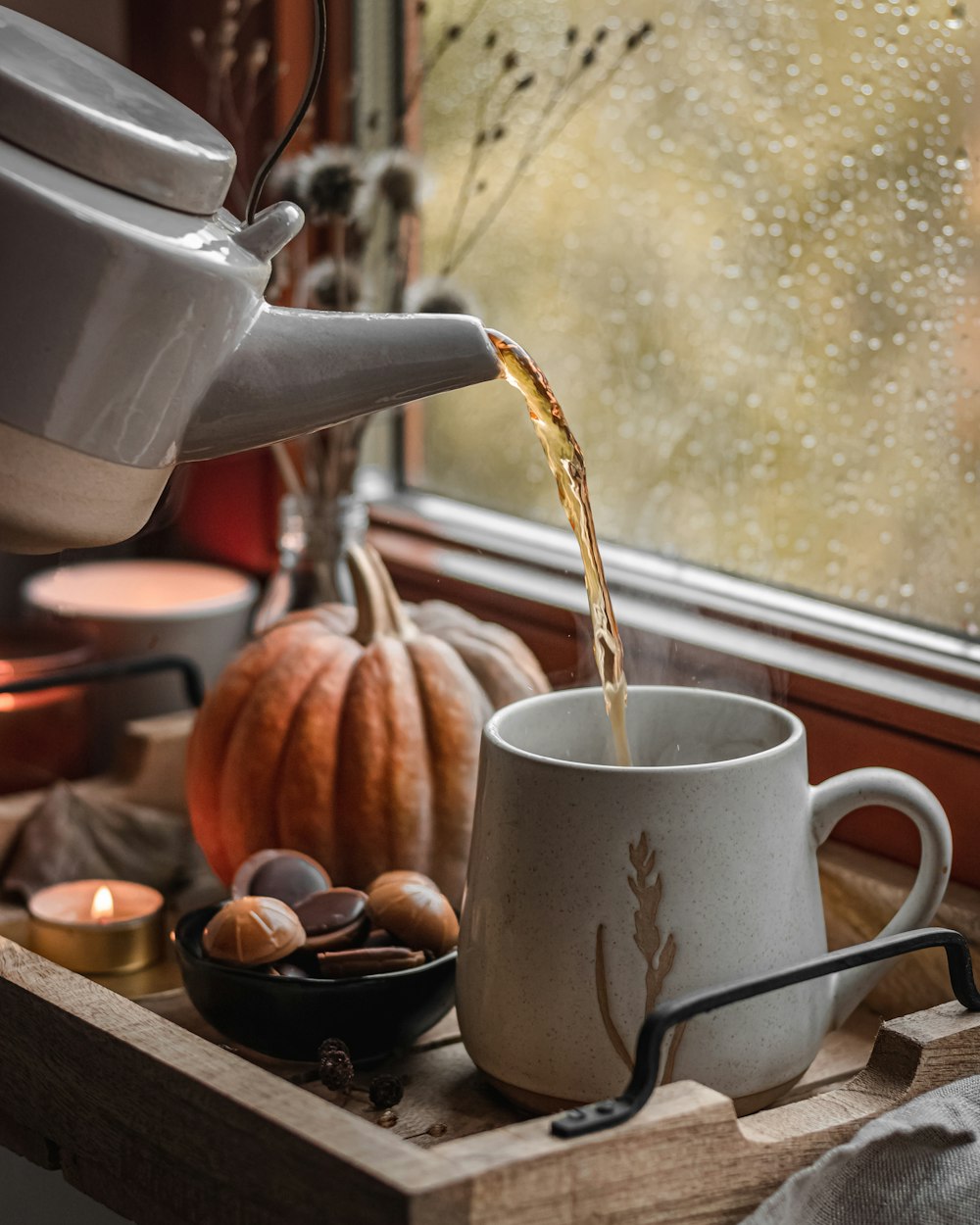 eine Kaffeekanne, die Kaffee in eine Tasse gießt