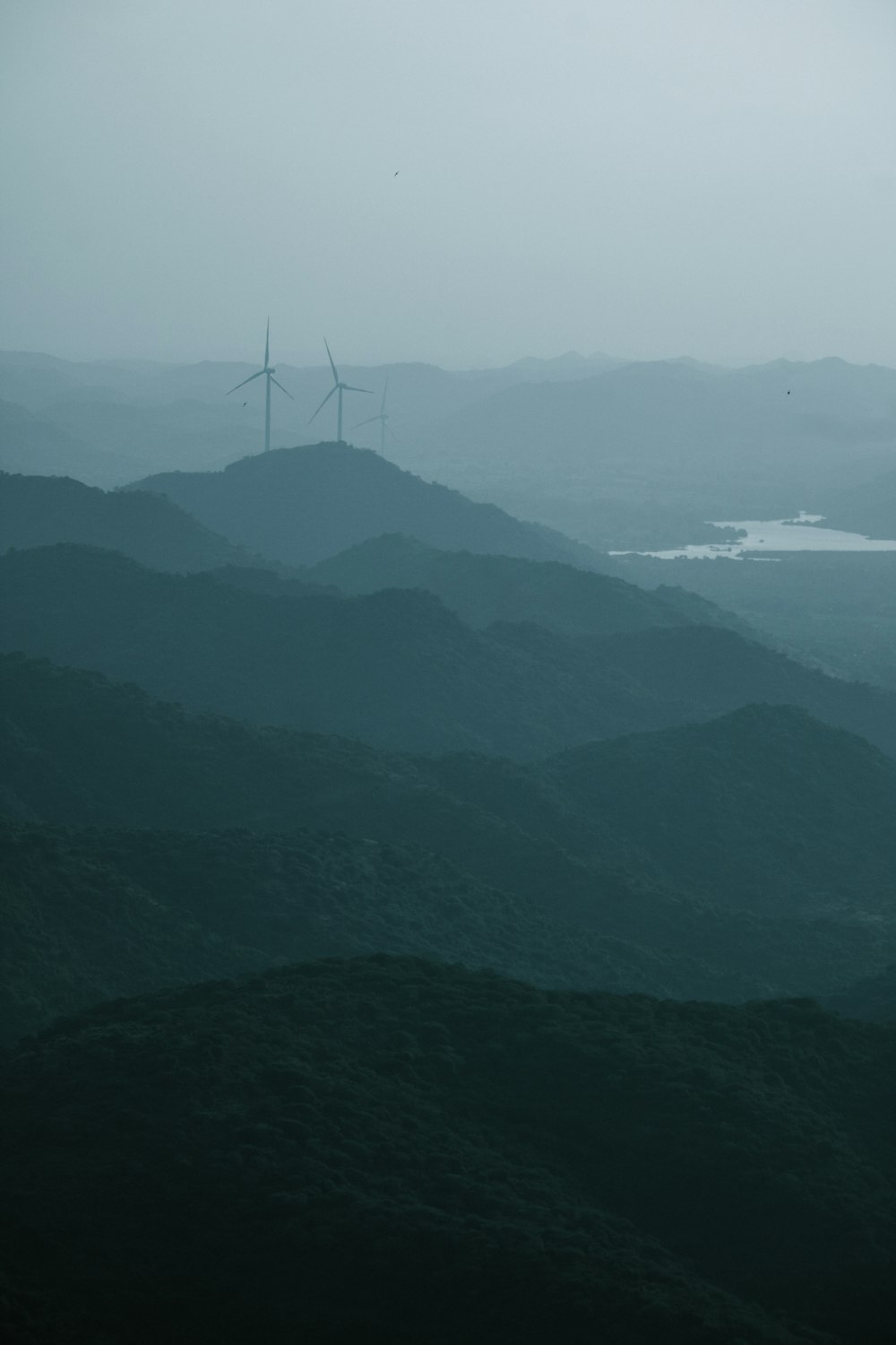 Un parque eólico en un día de niebla en las montañas