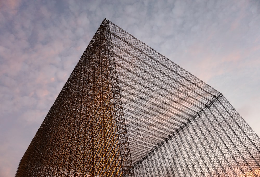 un très grand bâtiment avec une très grande structure triangulaire au-dessus