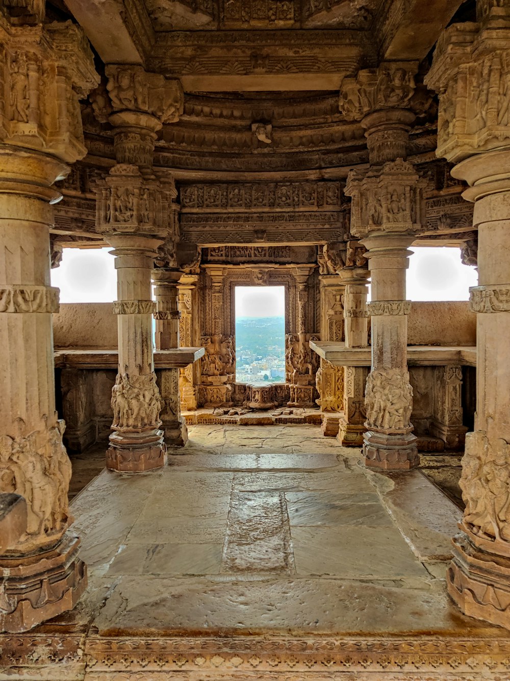 una vista dell'interno di un tempio