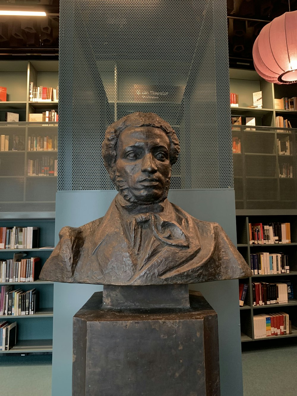 Un busto di un uomo in una biblioteca