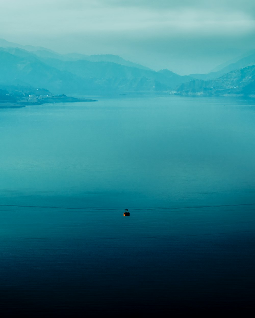 Una gran masa de agua con montañas al fondo