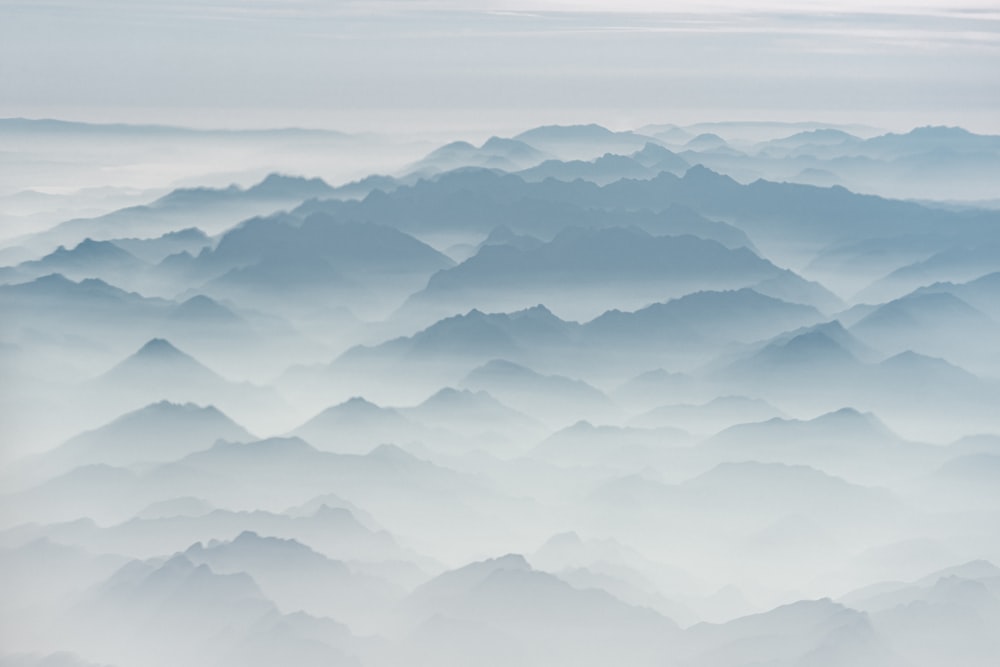 une vue d’une chaîne de montagnes depuis un avion