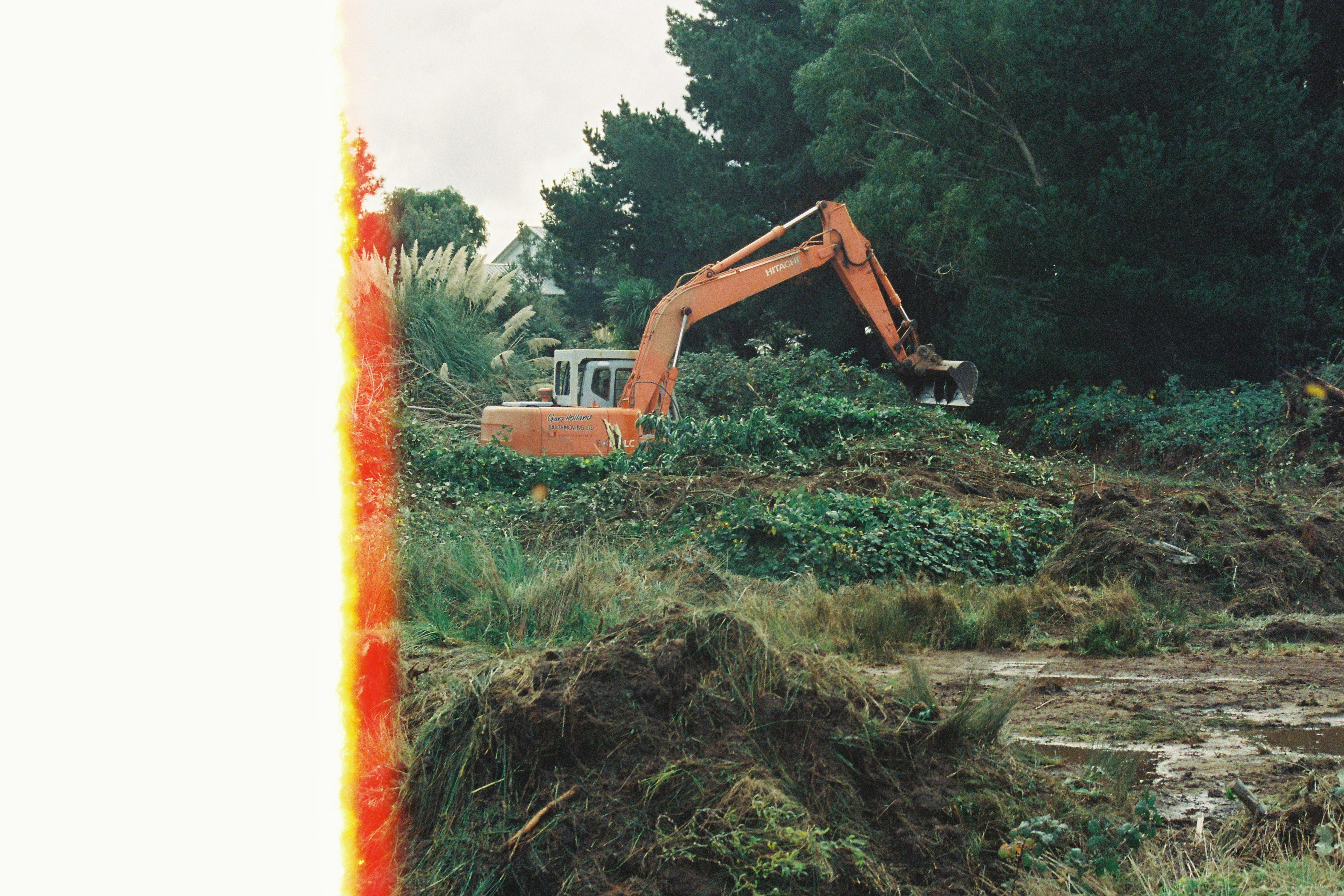 photo 1633251989281 323f4e844e73?crop=entropy&cs=tinysrgb&fit=max&fm=jpg&ixid=M3w2MTMxNjF8MHwxfHNlYXJjaHwyfHxleGNhdmF0b3IlMjBjbGVhcmluZyUyMGxhbmR8ZW58MHwwfHx8MTc2MDM1NjMyOHww&ixlib=rb 4.1