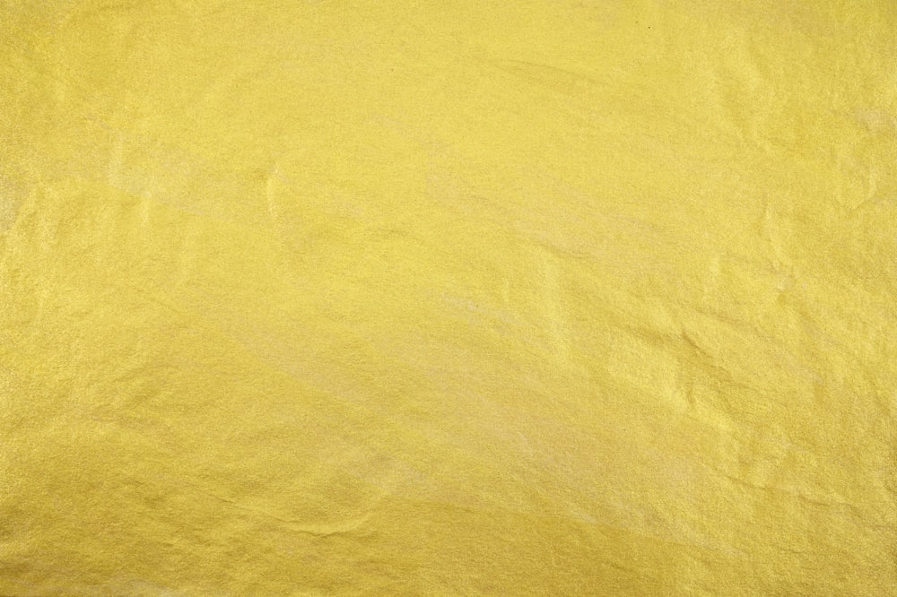 Un primer plano de un papel de color amarillo