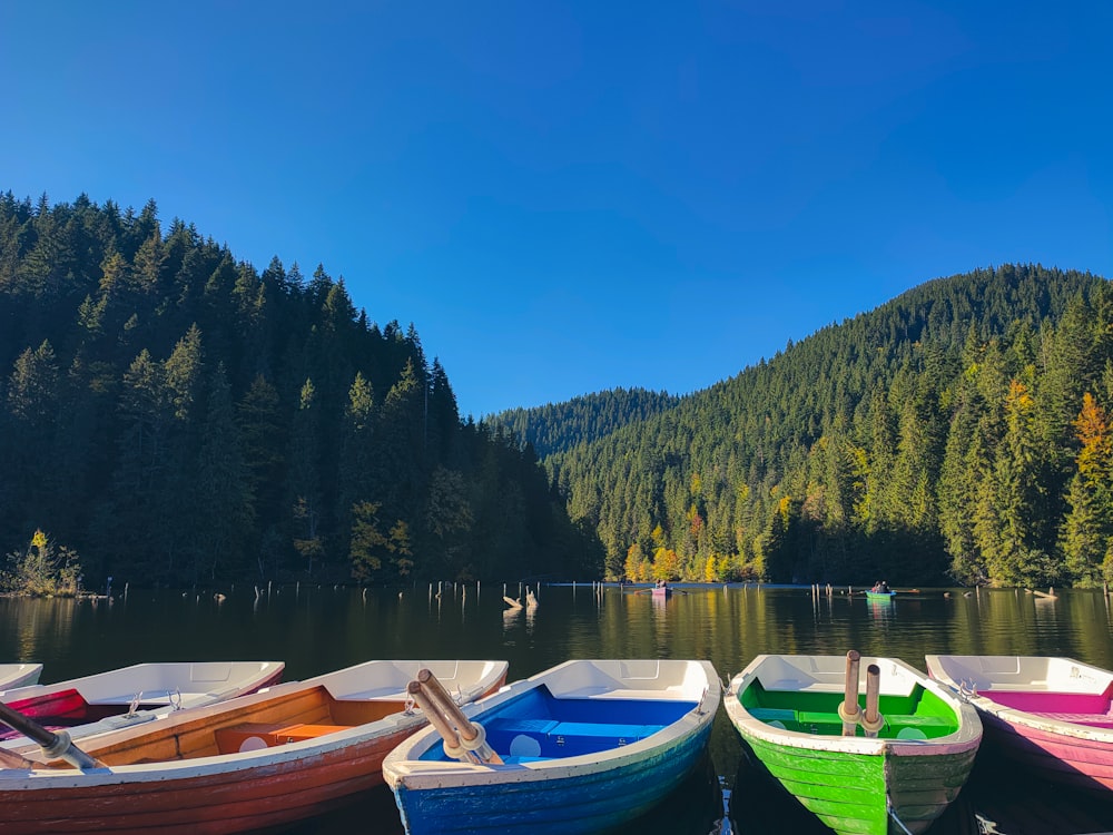 a group of boats sitting on top of a lake