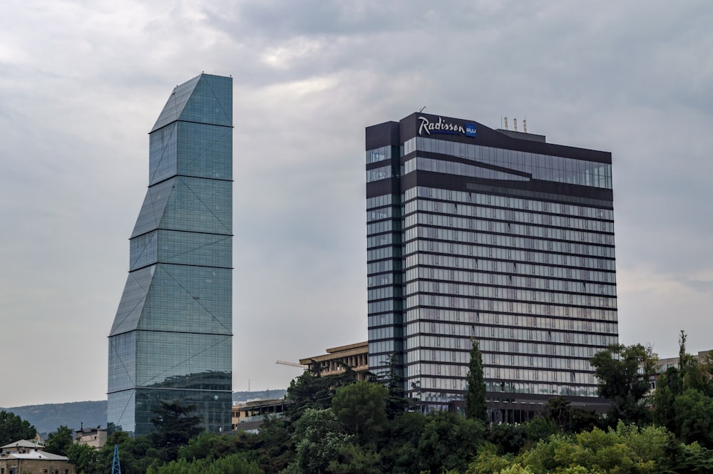 Un edificio muy alto al lado de un edificio muy alto