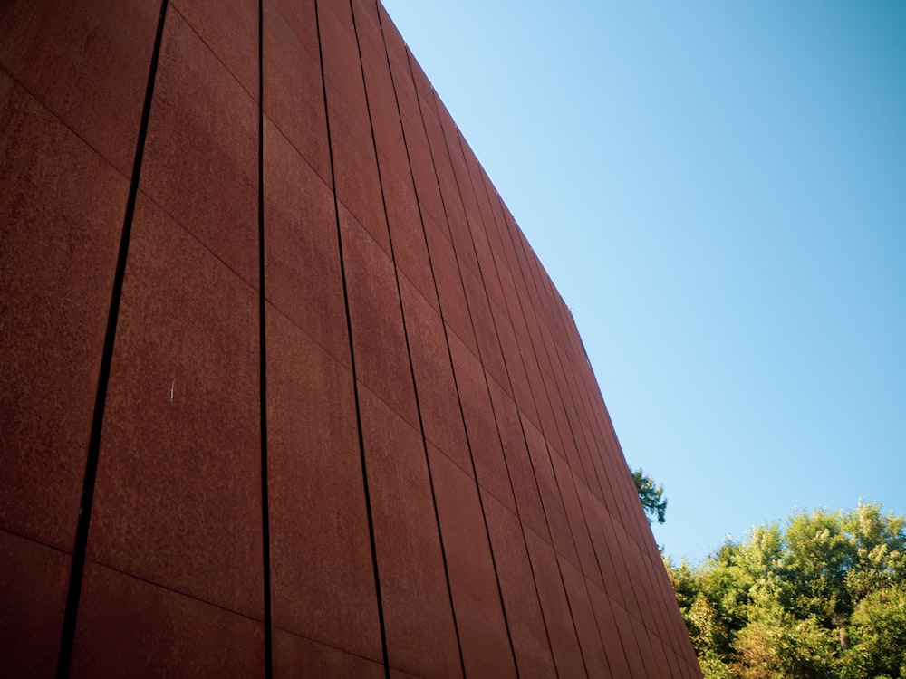 Un bâtiment rouge avec un arbre en arrière-plan