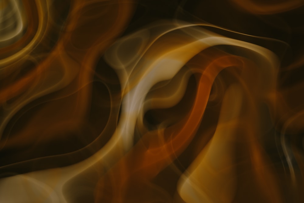 un'immagine sfocata di un vortice marrone e bianco