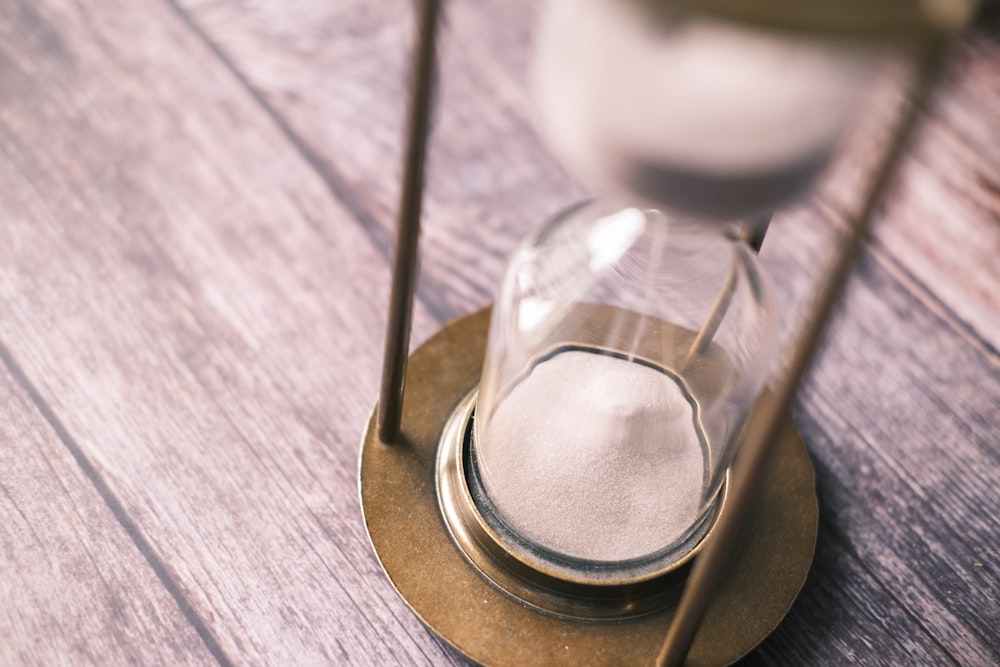 eine Sanduhr auf einem Holztisch