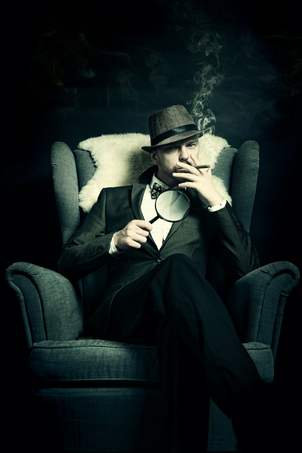 um homem sentado em uma cadeira fumando um cigarro