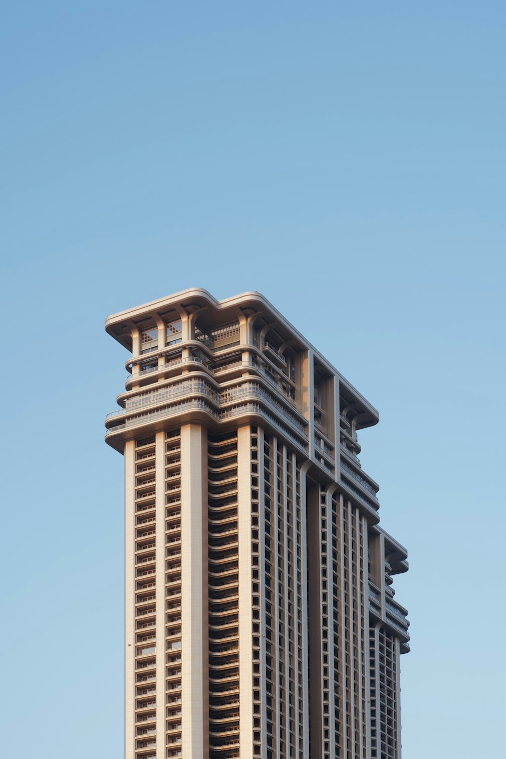 Un grand bâtiment avec un fond de ciel