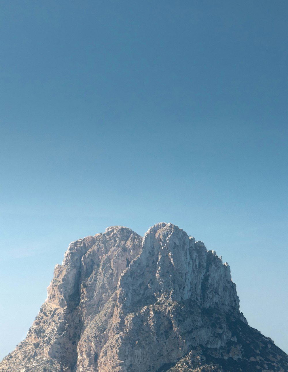 Ein sehr hoher Berg mit einem Himmel im Hintergrund