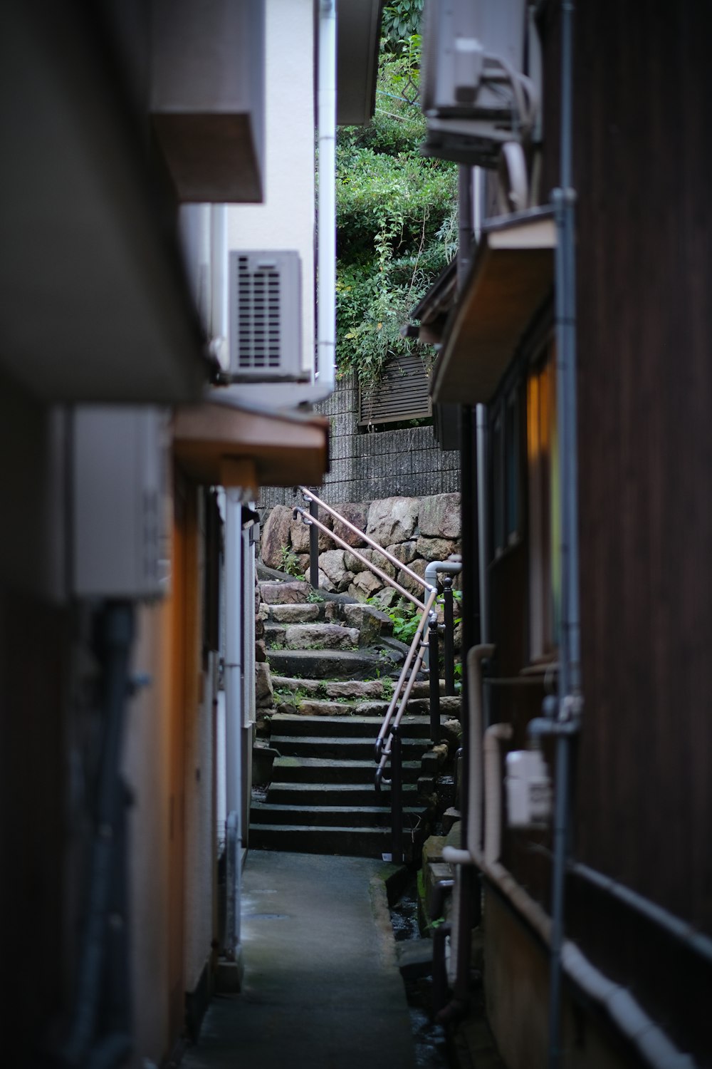 a narrow alley way with stairs leading up to a building