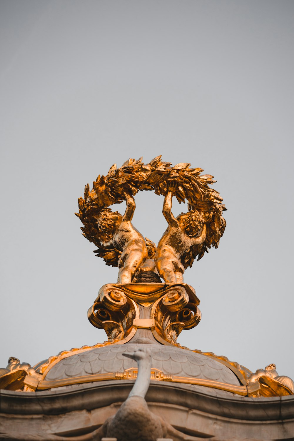 Una estatua dorada en la parte superior de un edificio